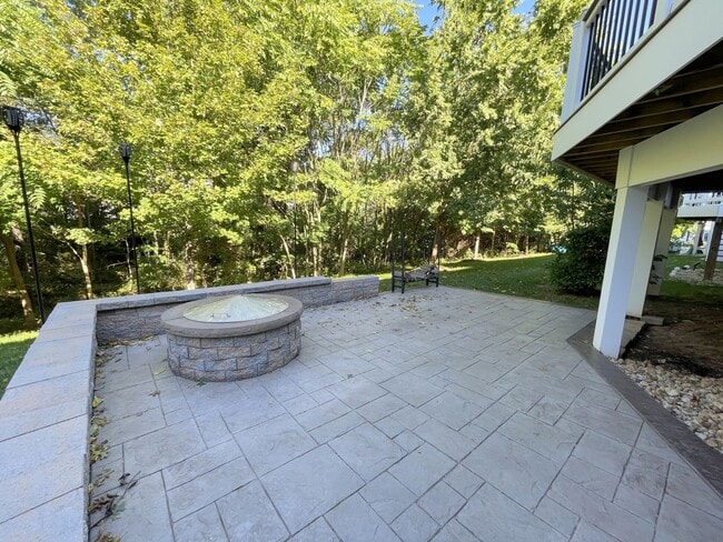 Building Photo - Spectacular 4 Bed 3.5 Bath Townhouse In Br...
