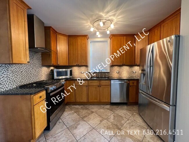 Building Photo - 2840 N Maplewood Ave