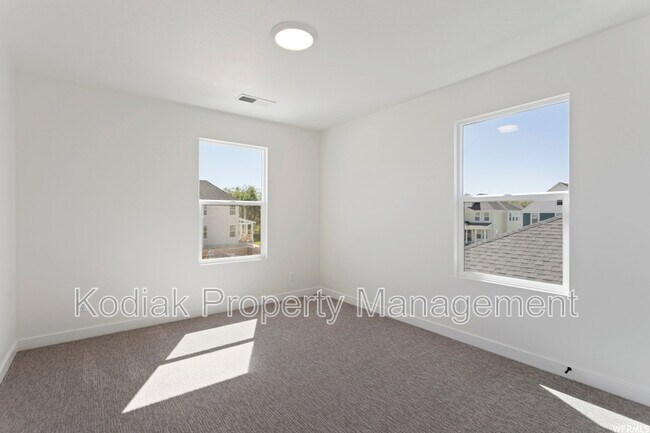 Building Photo - 991 Shoreline Dr