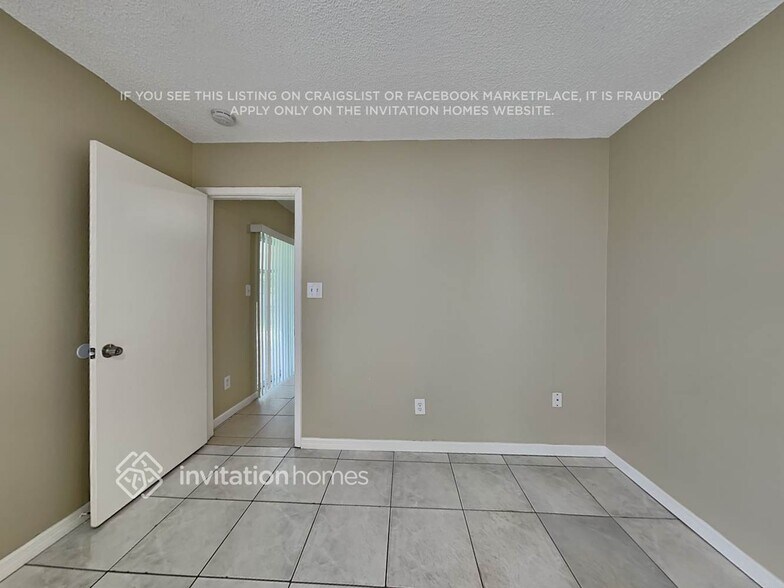 Building Photo - 1737 Lakeview Village Dr