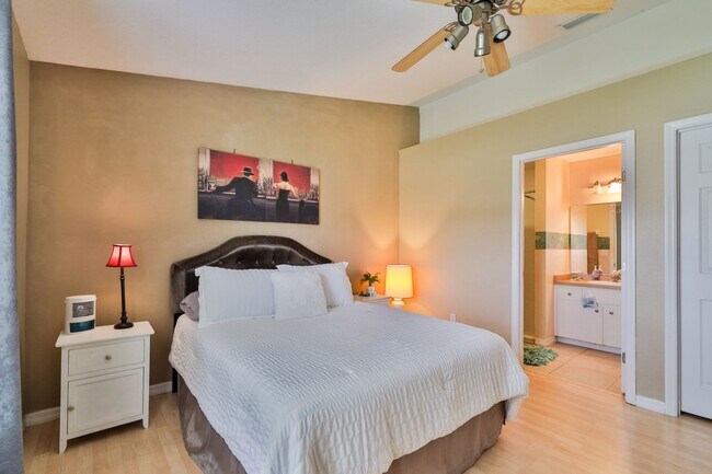 Building Photo - Furnished, Beautifully decorated 3 bedroom...