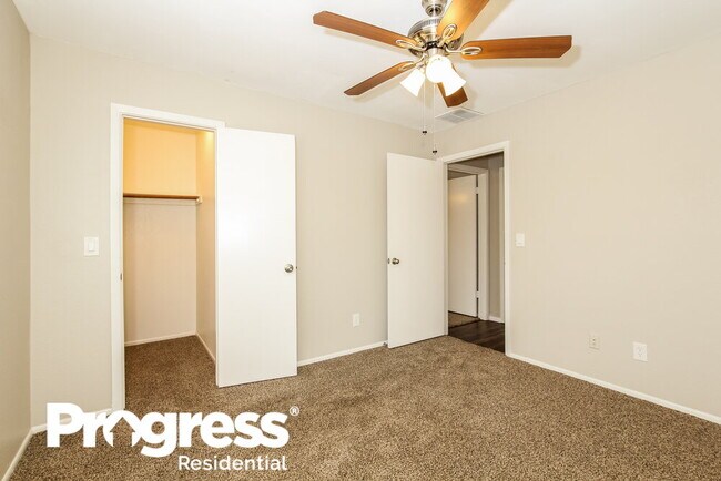 Building Photo - 7748 W Paradise Dr