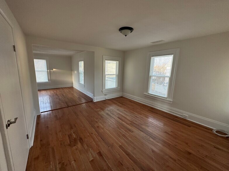 Building Photo - 164 Hanover St