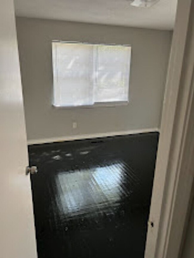 Building Photo - MOVE IN READY!!! $0.00 APPLICATION FEES FO...