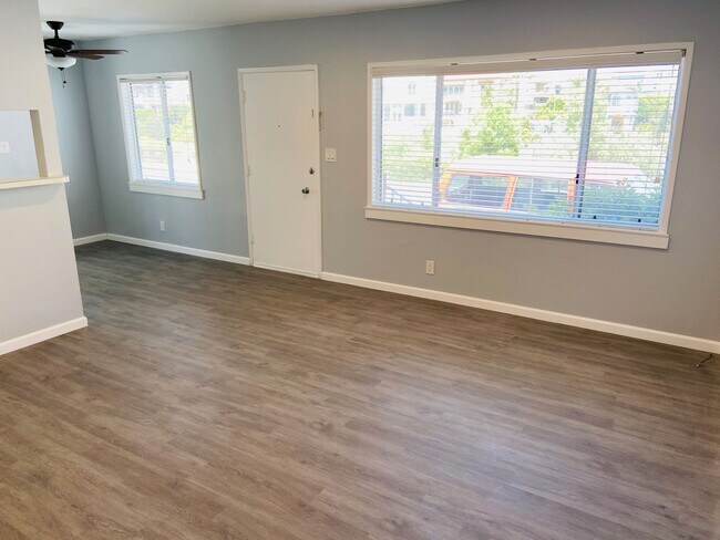 Building Photo - Gorgeous Remodeled Downstairs Apartment w/Patio+Prvt Laundry+Garage+Views of Canals