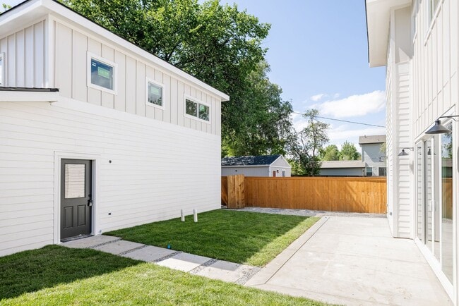 Building Photo - Modern 4BD, 3BA Home with 2-Car Garage and...