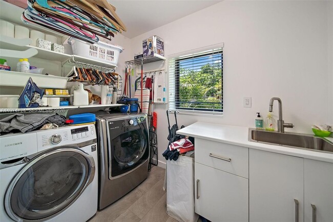 Building Photo - 1117 Alfonso Ave