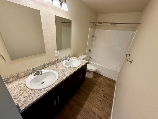 Building Photo - 3 Bedroom Charming Duplex