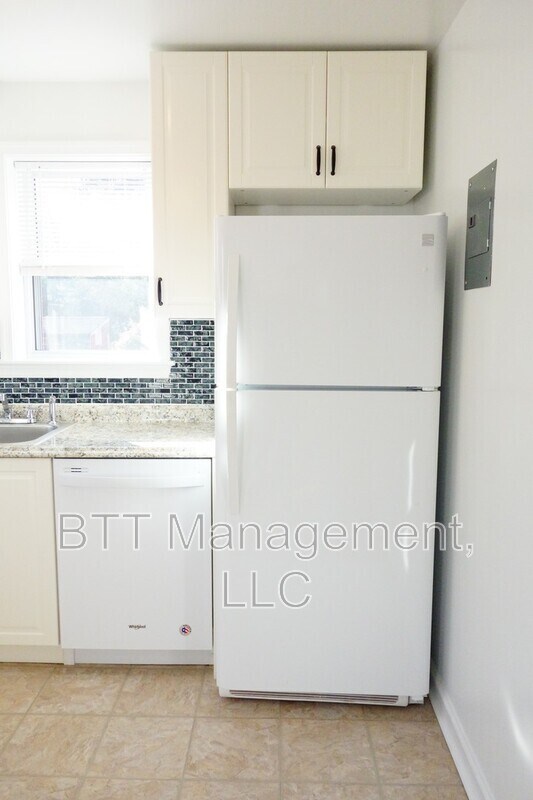 Building Photo - 907 Hudson Ave