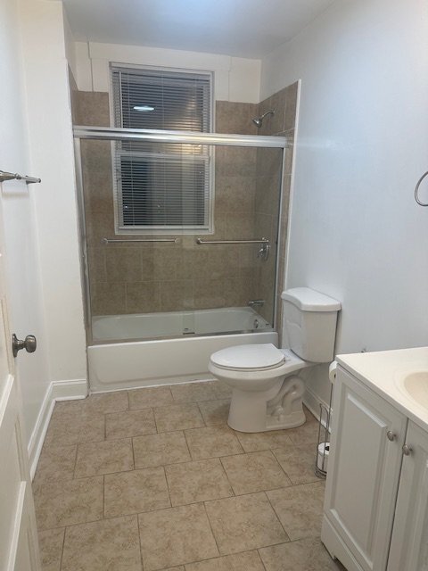 Building Photo - 2700 Roslyn Ave