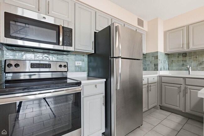 Building Photo - 6030 N Sheridan Rd