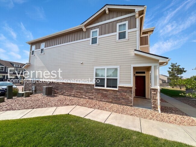 Building Photo - 3 Bed/2.5 Bath Townhome with Modern Amenities / Available Now!