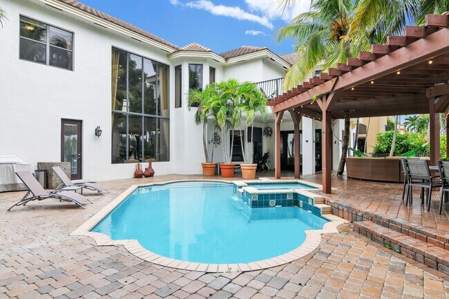 Building Photo - 10703 Versailles Blvd