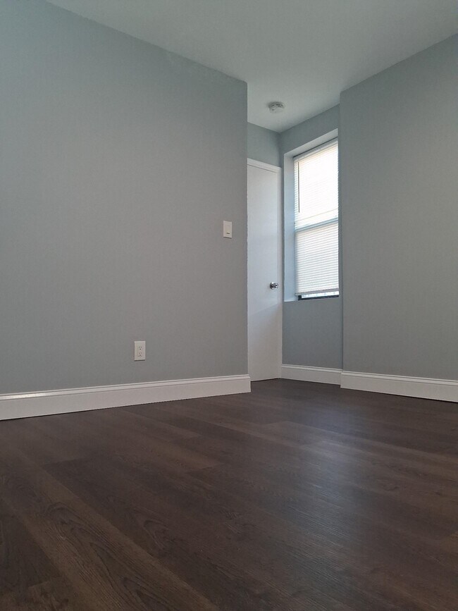 Building Photo - 817 10th St