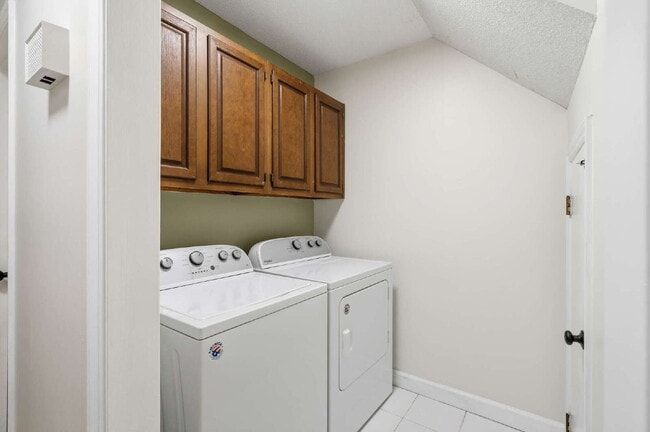 Building Photo - 3-Bed Spacious End Unit Townhouse