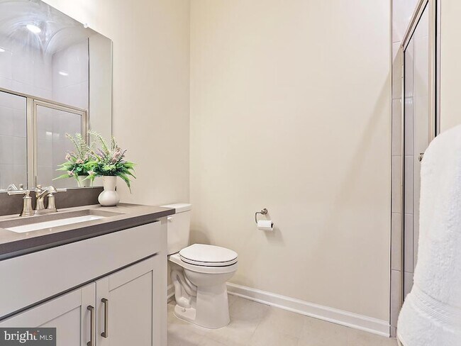 Building Photo - 1001 Greenwich Dr