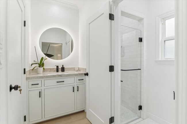 Building Photo - 2224 Mid Ln