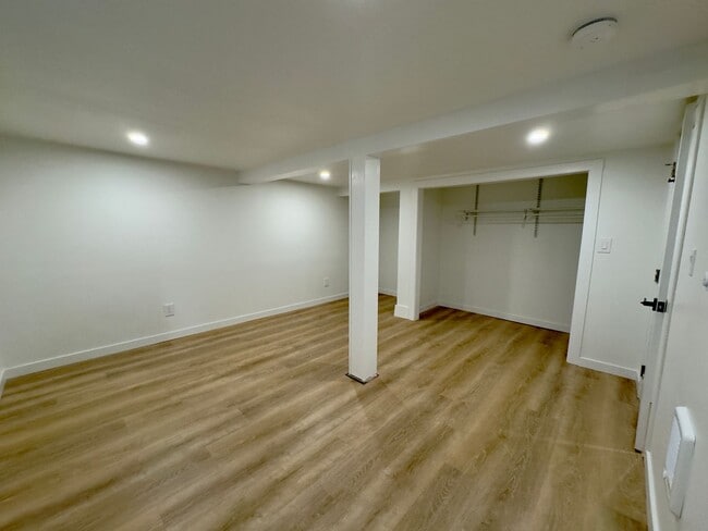Building Photo - 1bd/1ba Seattle Triplex