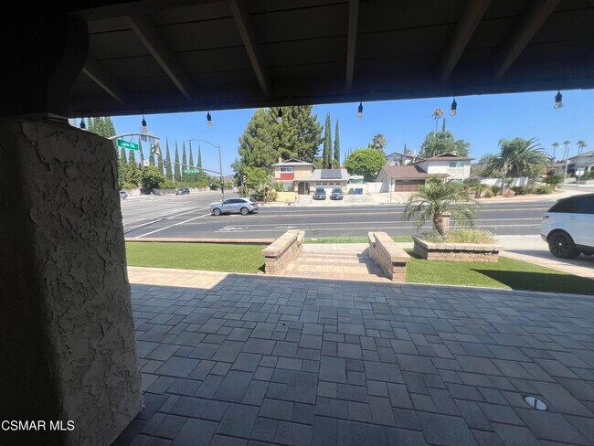 Building Photo - 334 W Avenida De Las Flores