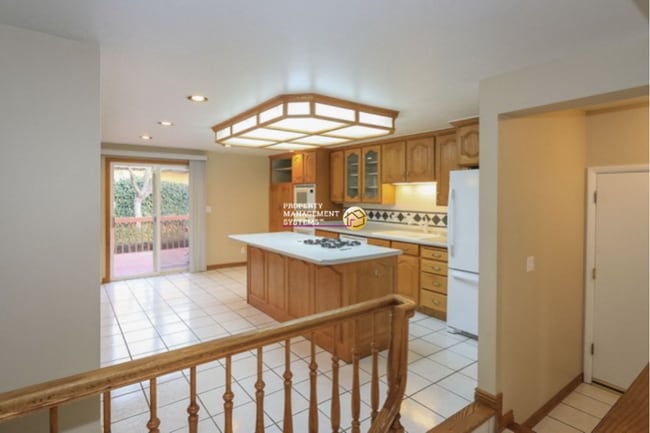 Building Photo - 4 Bedroom / 3 Bath Home in Sandy!