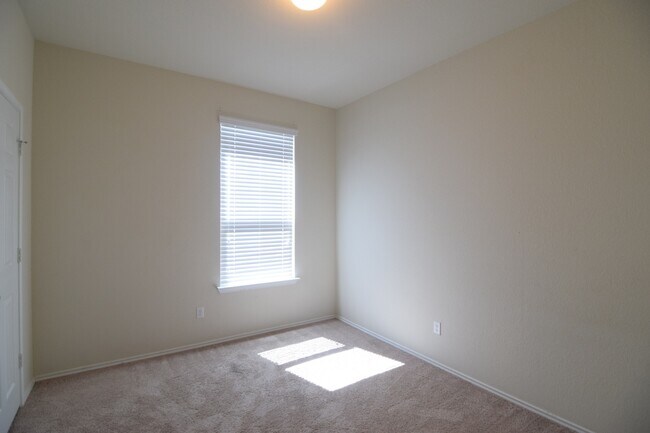Building Photo - 3402 Claymore St