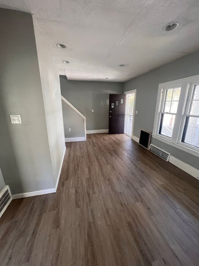 Building Photo - 4 bedroom