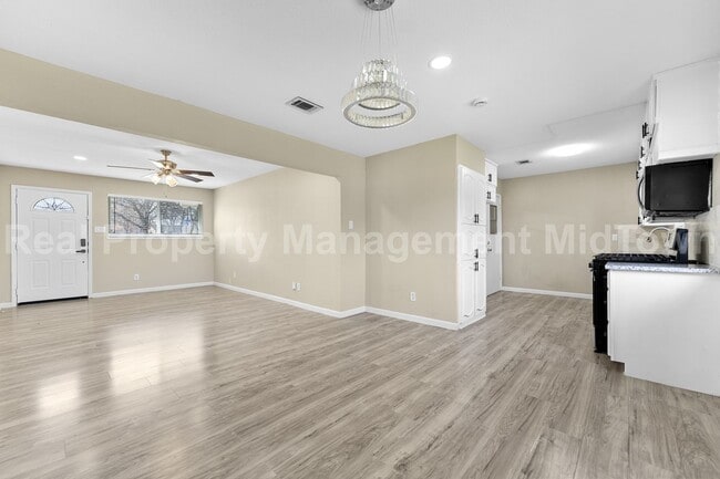 Building Photo - 2801 Plaza St