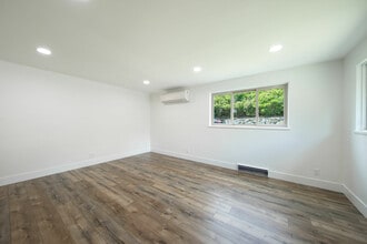 Building Photo - 2527 NE 110th St