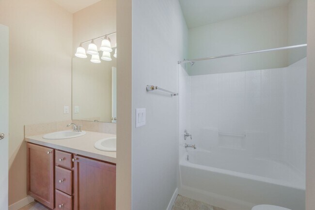 Building Photo - Spacious Brick and Wood Home in Issaquah