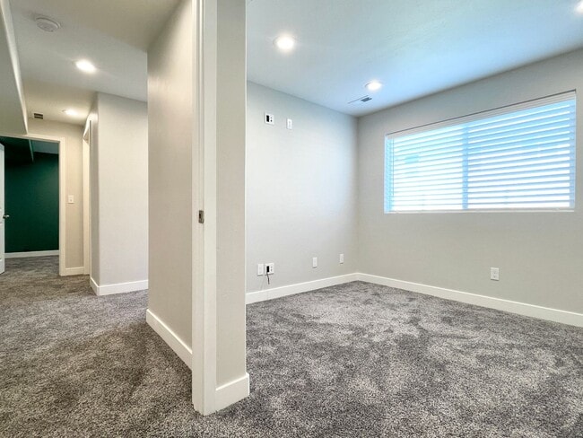 Building Photo - HOLIDAY MOVE IN SPECIAL!