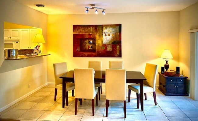 Building Photo - 619 NE 7th Ave