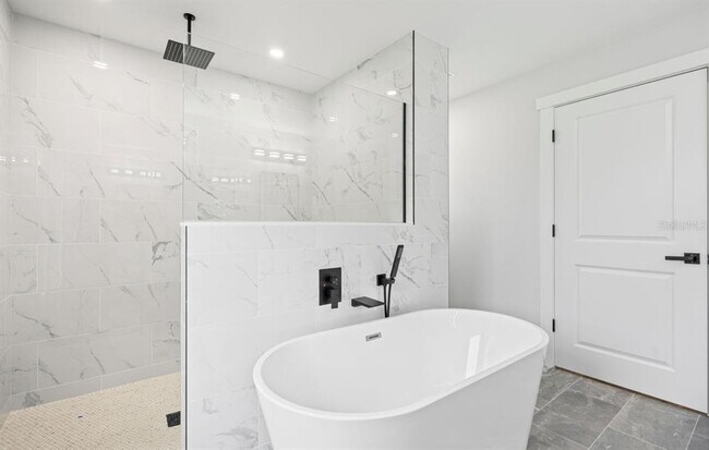 Building Photo - 12235 Hernando Rd