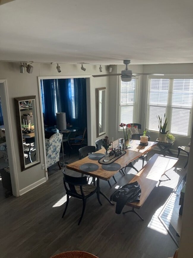 Building Photo - Stunning 3 - Bedroom 2.5 - Bath Townhome -...