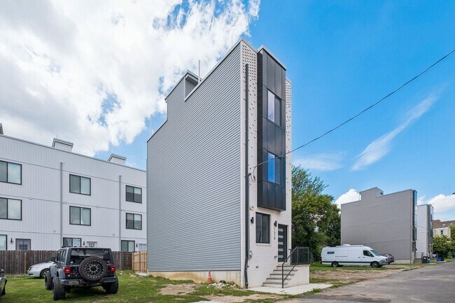 Building Photo - 1518 N Darien St