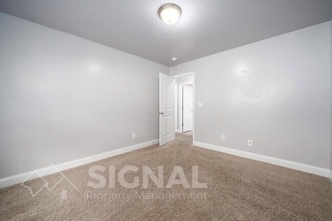 Building Photo - 473 River Crest Dr N
