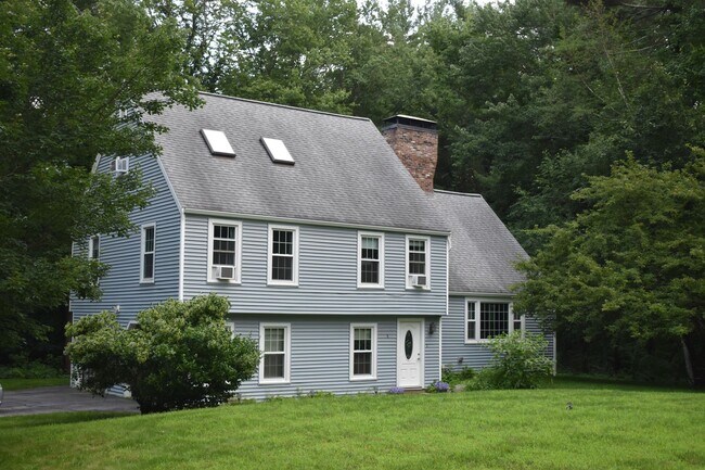 Building Photo - Well maintained, 3 Bedroom single family home in lovely Westford neighborhood.