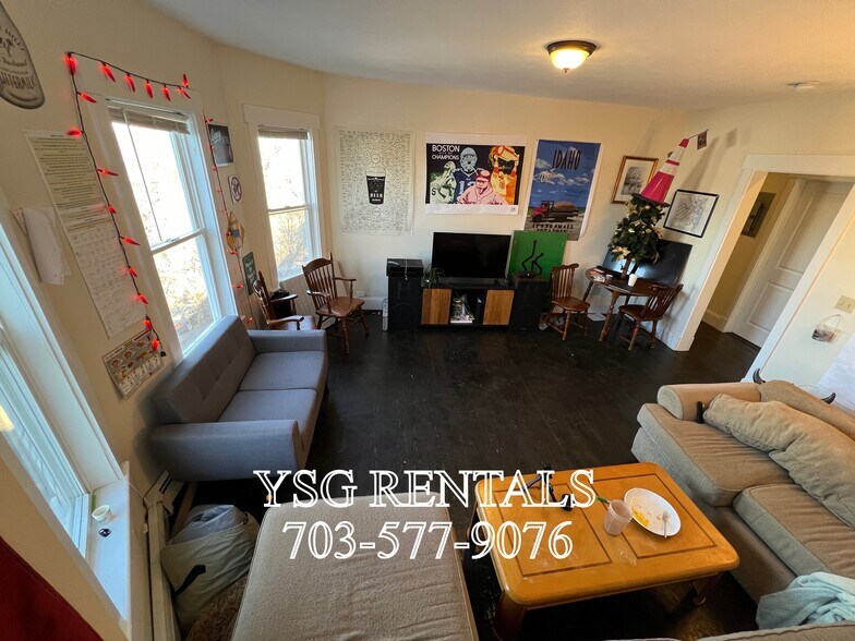 Building Photo - 4 Romar Ter