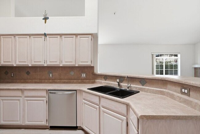 Building Photo - 4 Bed 2 Bath House with a pool!