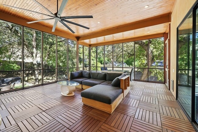 Building Photo - 8635 San Leandro Dr