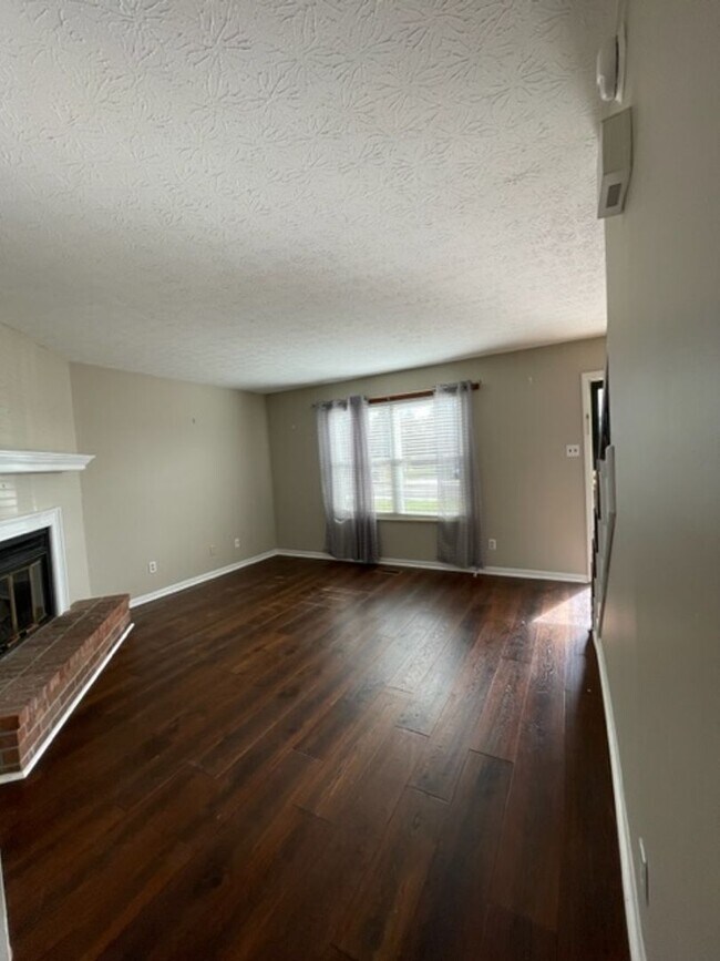 Building Photo - West Knoxville!  Short or long term lease options available .  2 bedroom with additional large bo...