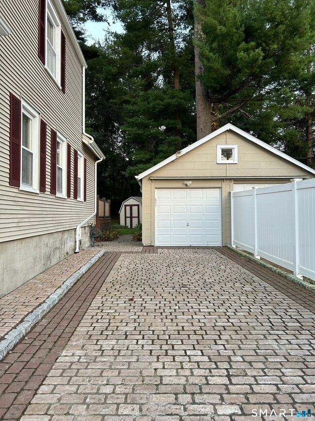 Building Photo - 102 Cottage Rd