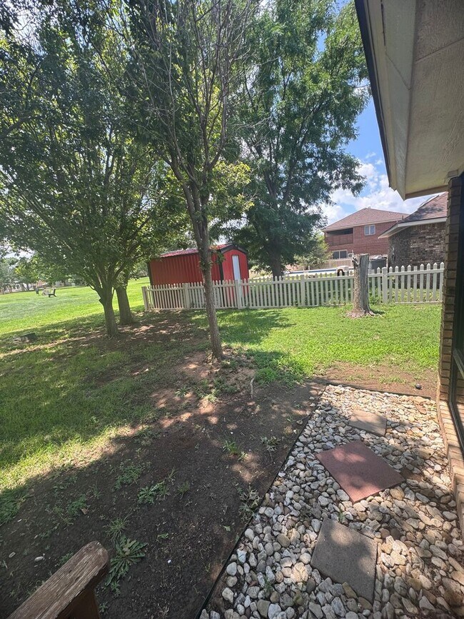Building Photo - 3Bd 2Bth Home in the Sought-after Colonial...