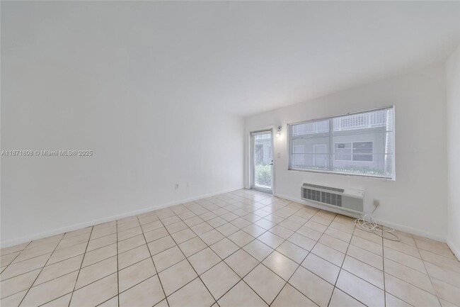 Building Photo - 6930 Rue Versailles Dr