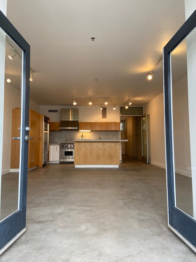 Building Photo - 615 Hampton Dr