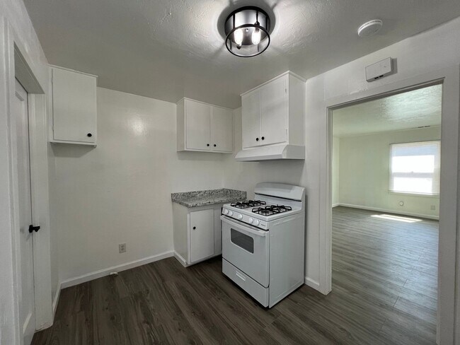 Building Photo - Fully remodeled 2 bedrooms and 1 bathroom, single-story home in Visalia, CA!