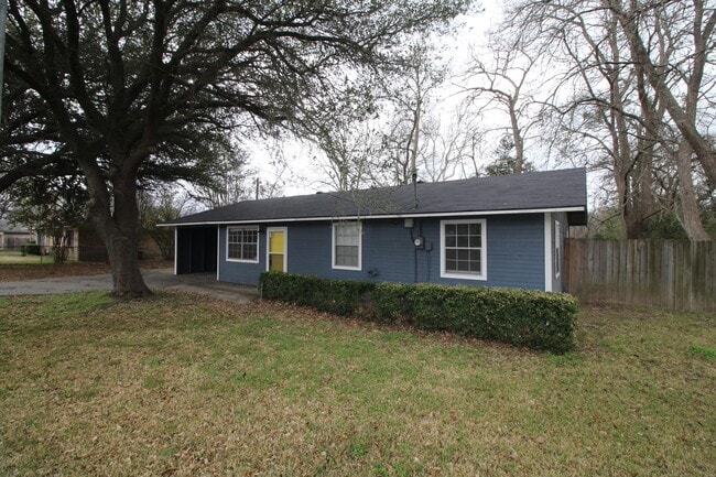 Primary Photo - 204 Half St