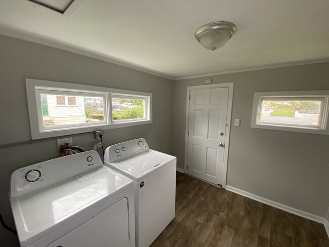 Building Photo - 325 Valley St