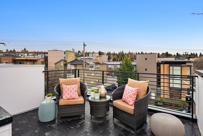 Building Photo - Stylish, Bright and Efficient 2 bed 1.75 Bath Townhome. Walk to U-Village!