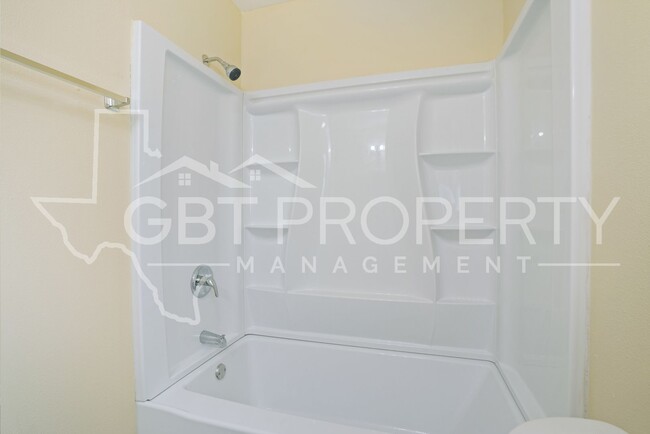 Building Photo - 3 Bedroom 2 Bathroom Home Ready for Move In1