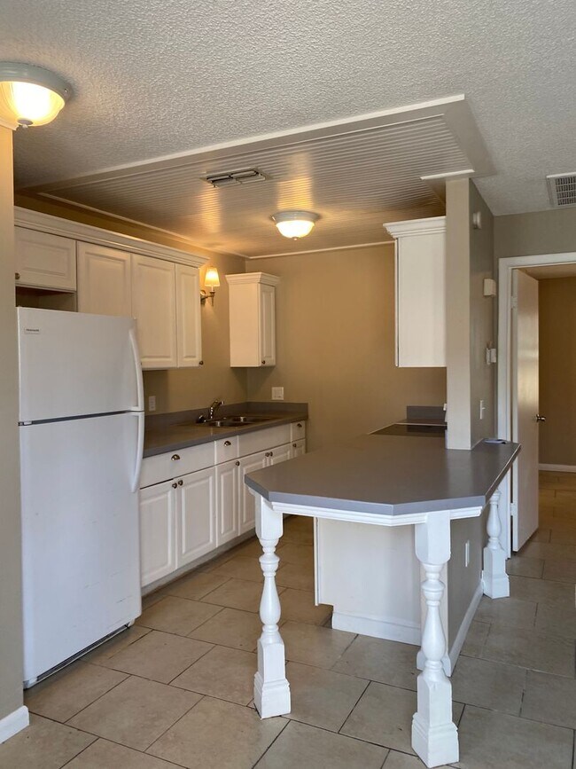 Building Photo - One Bedroom Apartment